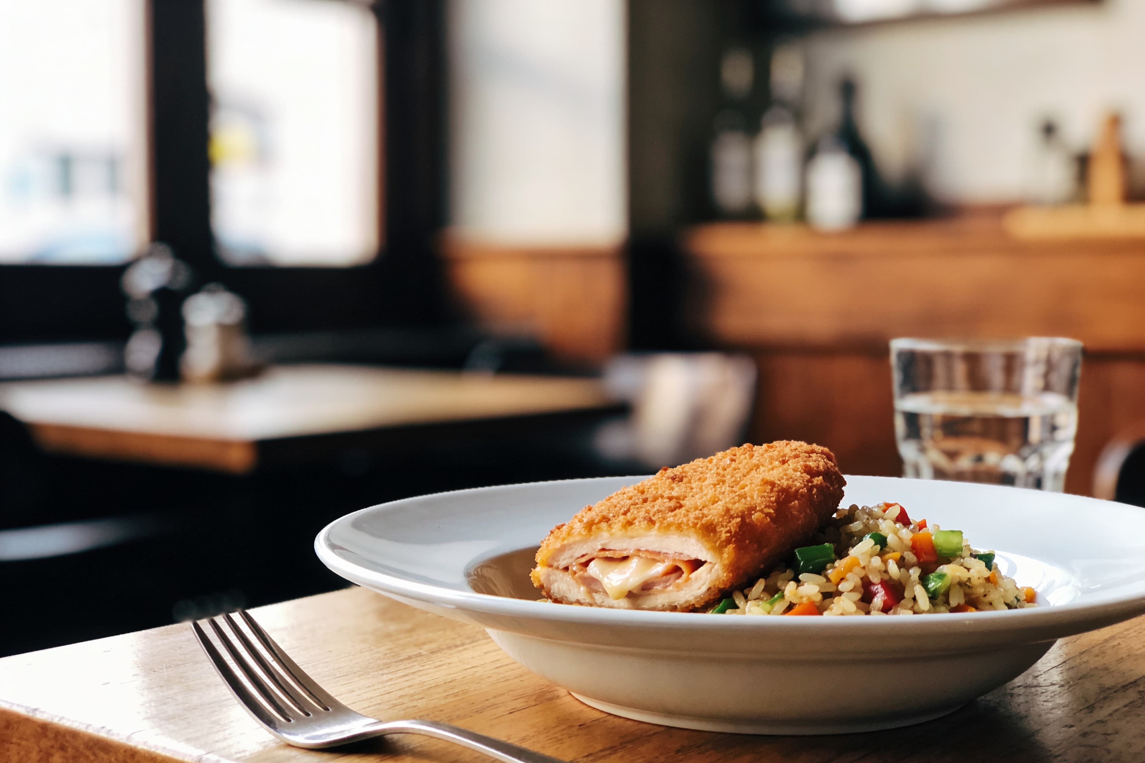 Riz sauté aux légumes et cordon bleu croustillant