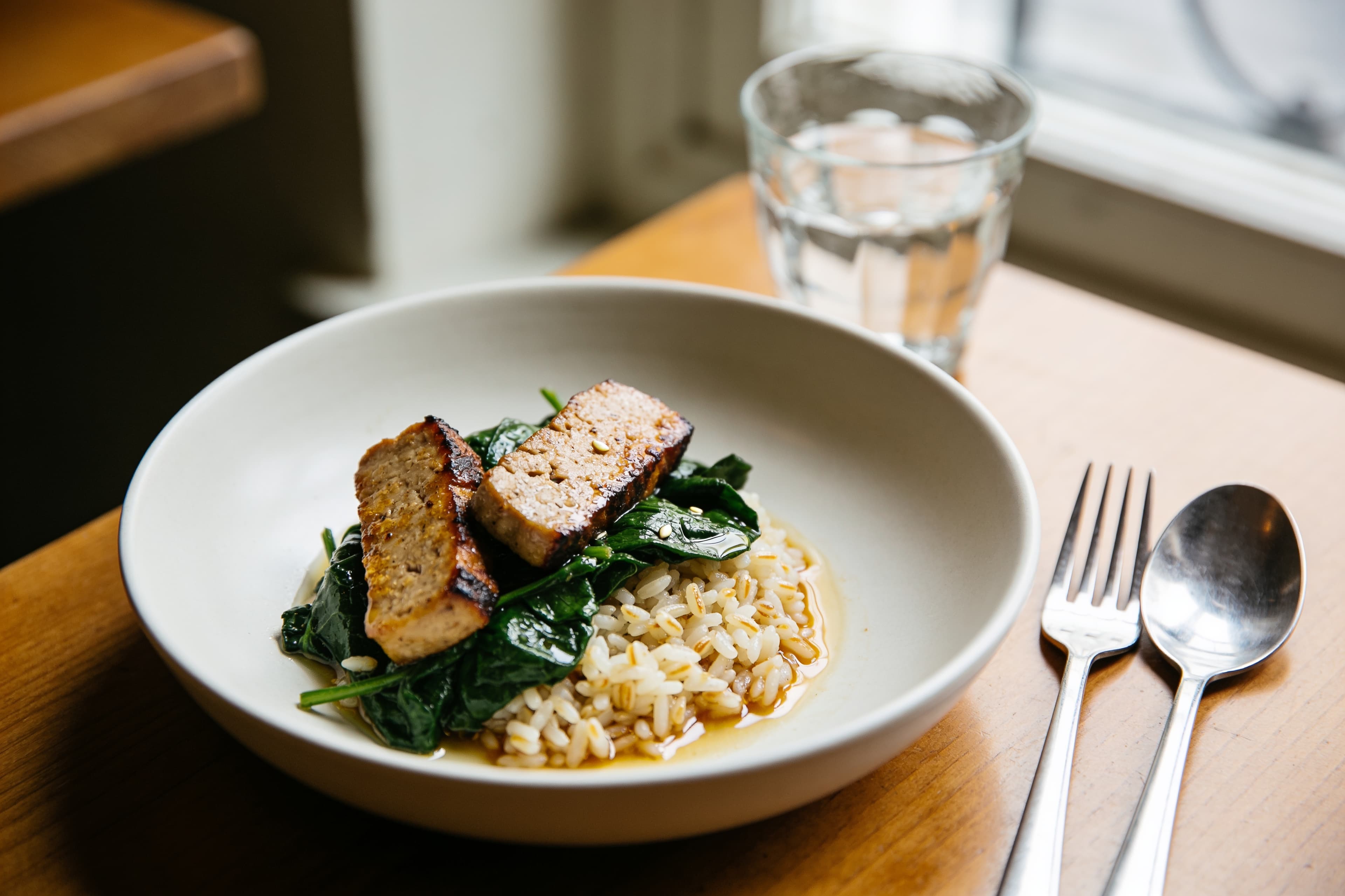 Seitan sauté aux épinards et riz parfumé