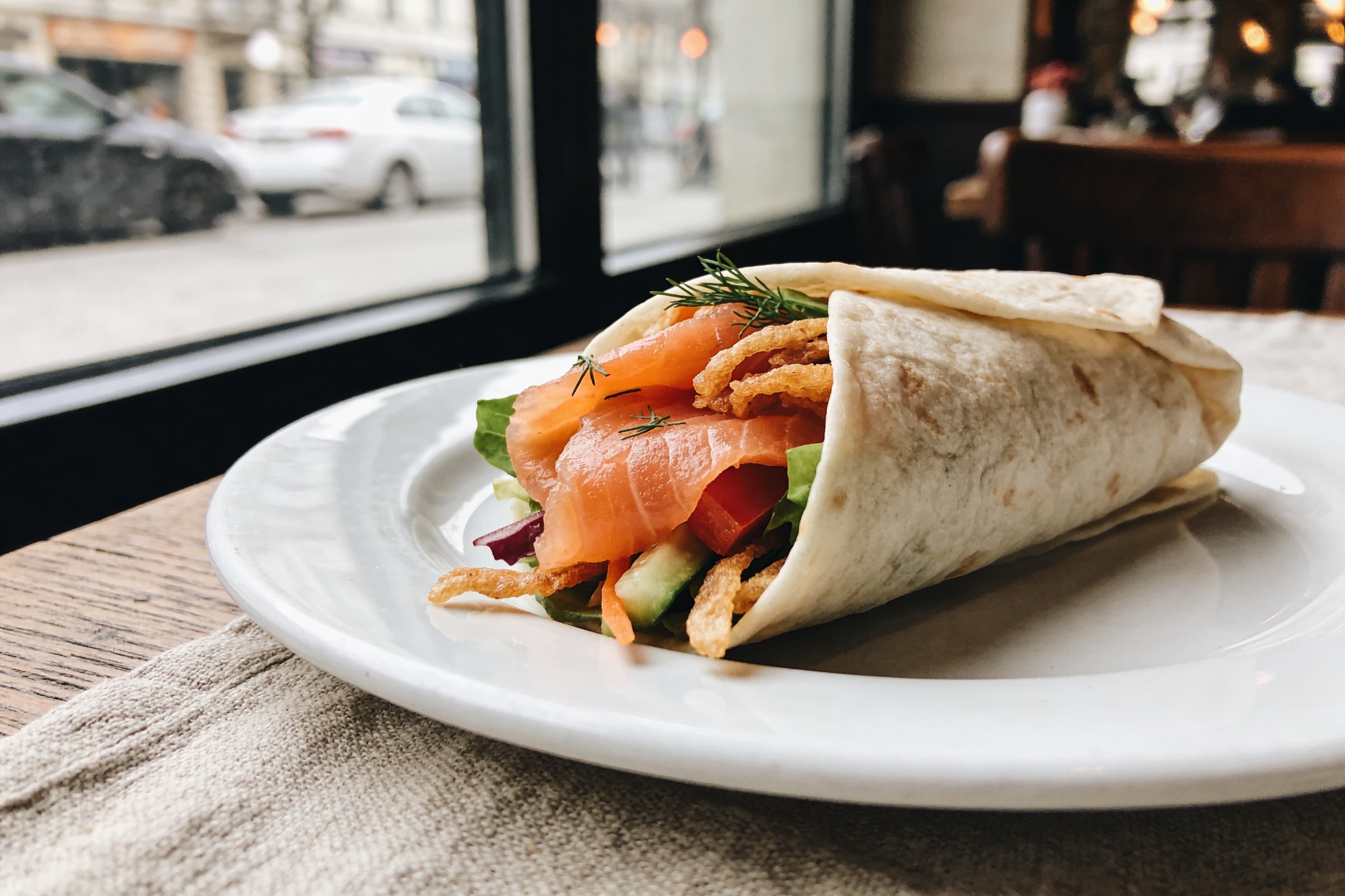 Wraps de Saumon Fumé et Légumes Croquants