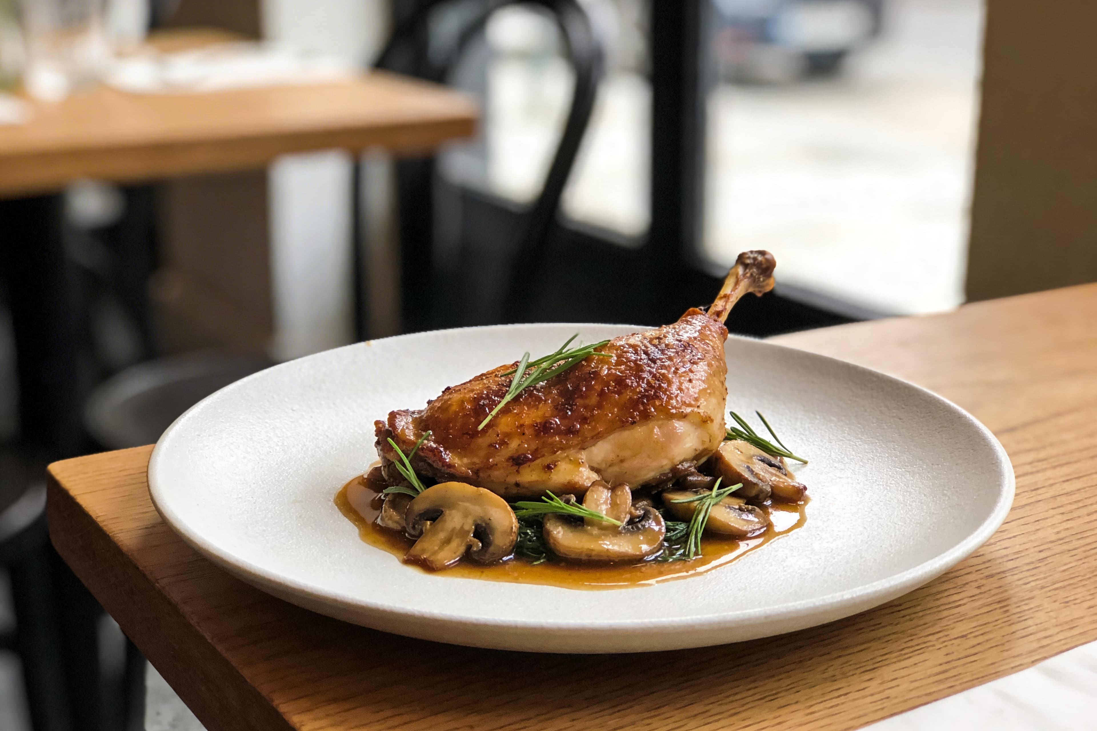 Blanc de Poulet Rôti aux Champignons de Paris et Jus à l'Estragon